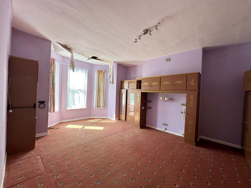 Lot: 129 - EIGHT-BEDROOM SEMI-DETACHED HOUSE FOR REFURBISHMENT - Main bedroom with bay windows and built in storage